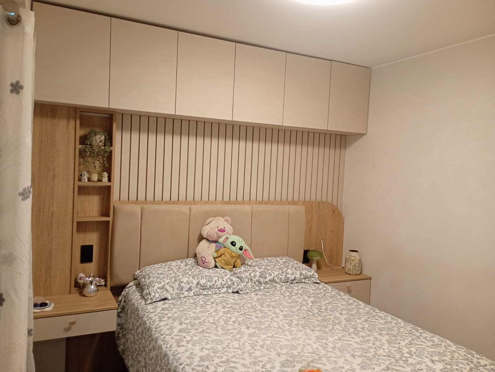 Habitación de dormitorio con diseño decorativo